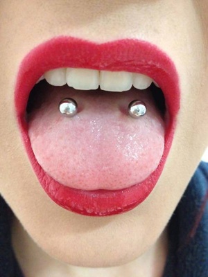  Piercing langue venom ou double piercing langue avec un beau rouge à lèvre 