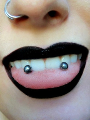  Piercing langue venom et narine avec du rouge à lèvre noir A 