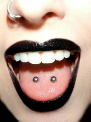  Piercing langue venom et narine avec du rouge à lèvre noir B 
