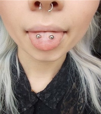 Piercing langue venom ou double piercing langue et un circulaire au septum 
