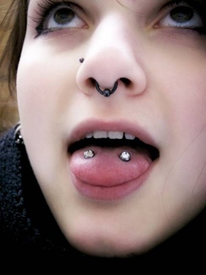  Piercing langue venom et un anneau au septum 