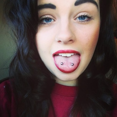  Piercing venom sur femme aux longs cheuveux bruns 