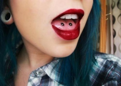  Piercing venom ou double piercing langue avec deux bijoux logos étoiles 