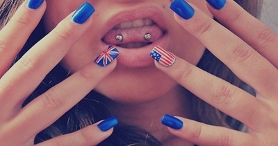 Piercing langue venom et beaux ongles USA 