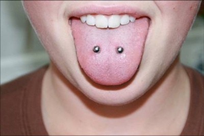  Piercing langue venom en gros plan 