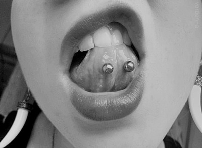  Piercing langue venom ou double piercing langue vu du dessous 