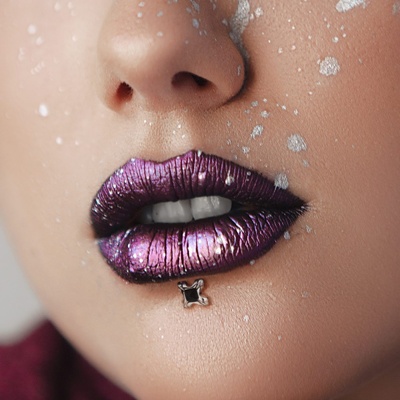  Piercing labret noir avec un maquillage original 