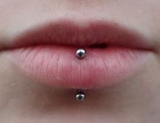 Le piercing lèvre labret vertical