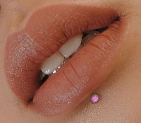 Le piercing lèvre labret