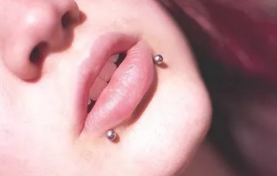Le piercing lèvre snake bites