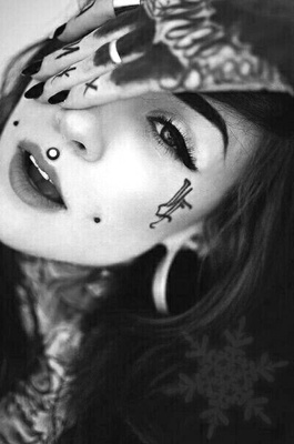  Piercing medusa et deux piercings cheek sur femme tatouée 