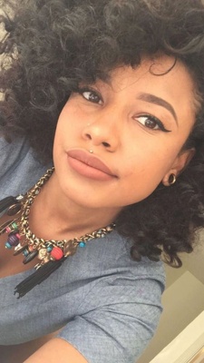  Piercing medusa sur femme avec un beau collier 