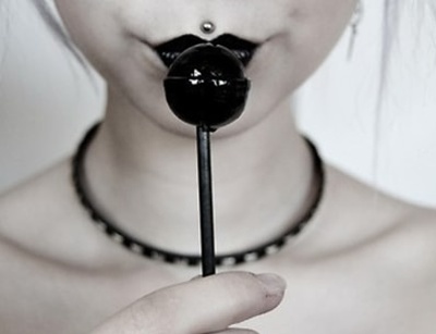  Piercing medusa boule sur femme avec un rouge à lèvre noir 
