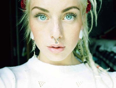 Piercing medusa boule et fer à cheval au septum 