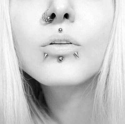  Piercing medusa boule, piercing labret, deux anneaux à la narine et snake bites 