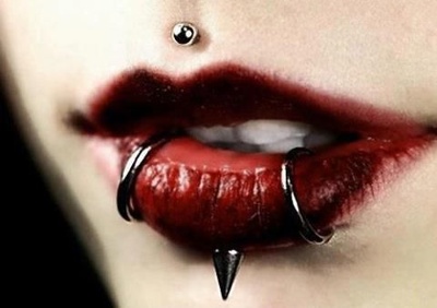 Piercing medusa boule, snake bites avec deux anneaux et pointe au labret