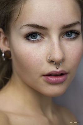 Piercing medusa avec un piercing fer à cheval au septum et un anneau à la narine