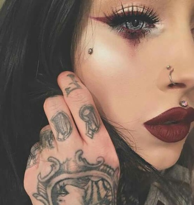  Piercing medusa, deux piercings à la narine et microdermal sur femme tatouée 