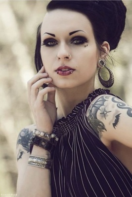  Piercing medusa sur belle femme à l’allure gothique 