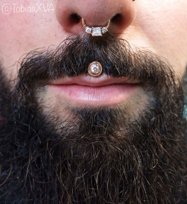  Piercing medusa sur homme barbu et moustachu 