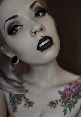  Piercing medusa, spider bites et anneau de narine sur femme tatouée 