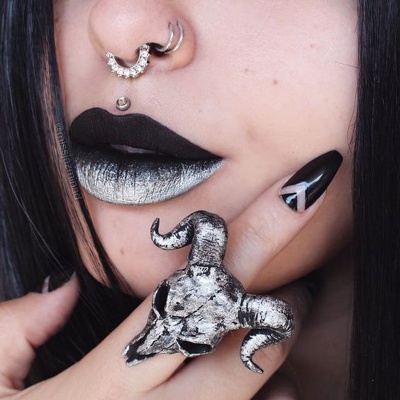  Piercing medusa, septum et double anneau de la narine sur femme avec une bague gothique 