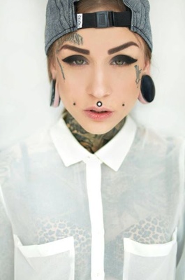  Piercing medusa, cheek et énormes plugs aux oreilles 