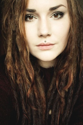  Piercing medusa sur femme avec des rastas 