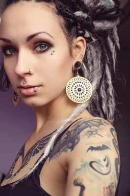  Piercing medusa, spider bites et narine sur femmes aux rastas colorés 