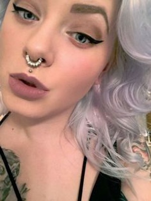  Piercing medusa et septum sur femme aux cheveux blancs/lilas 