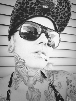  Piercing medusa sur femme tatouée avec des lunettes de soleil