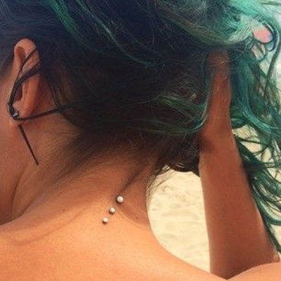  Trois piercings microdermaux sur la nuque 