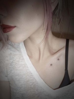  Deux piercings microdermaux en bas du coup 