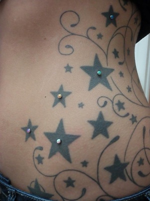  Piercing microdermaux sur un tatouage avec des étoiles 