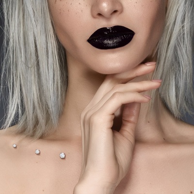  > Trois piercings microdermaux avec des cristaux transparents 