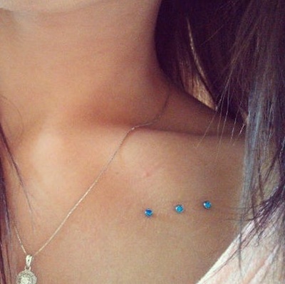  Trois microdermaux avec des gems turquoises 
