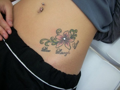  Piercing microdermal au milieu d’un tatouage fleur 