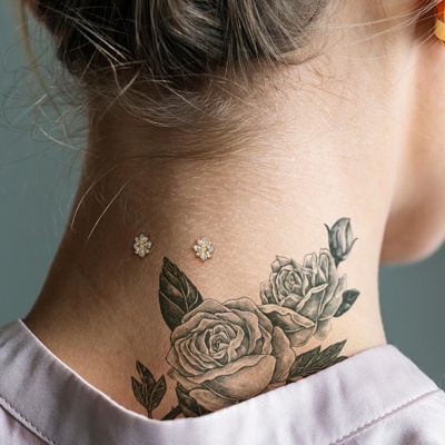 Deux piercings microdermaux sur la nuque 