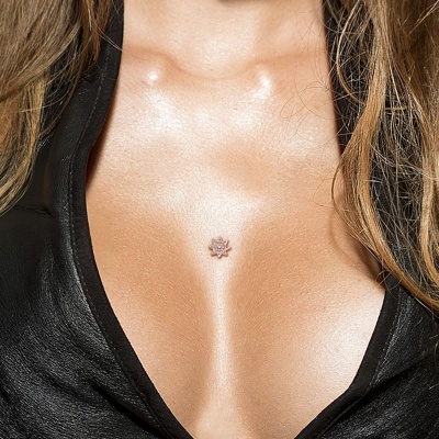  Piercing cleavage avec un microdemal rose en forme d’étoile 