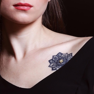  Piercing microdermal sur un tatouage 
