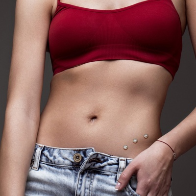  Hip piercing avec trois microdermaux plaqué-or strass transparent 