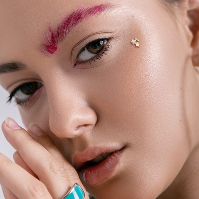  Piercing microdermal jaune en forme d’étoiles 