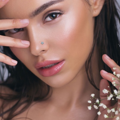 Piercing nez, narine en forme de fleur et avec des gems turquoises