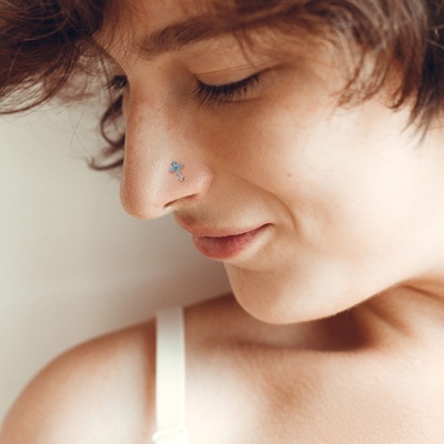  Piercing nez, narine avec des strass bleu-clair en forme de croix 