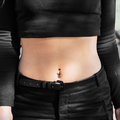  Piercing nombril playboy gothique 