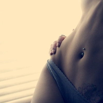  Piercing nombril simple avec un strass aurora 