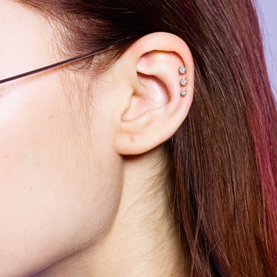  Trois piercings hélix avec des cristaux transparents 