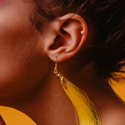  Piercing hélix avec un cristal triangulaire 
