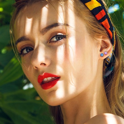  Deux piercings du lobe de type écailles luisantes 