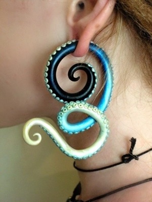  Piercing écarteur qui représente une longue tentacule 